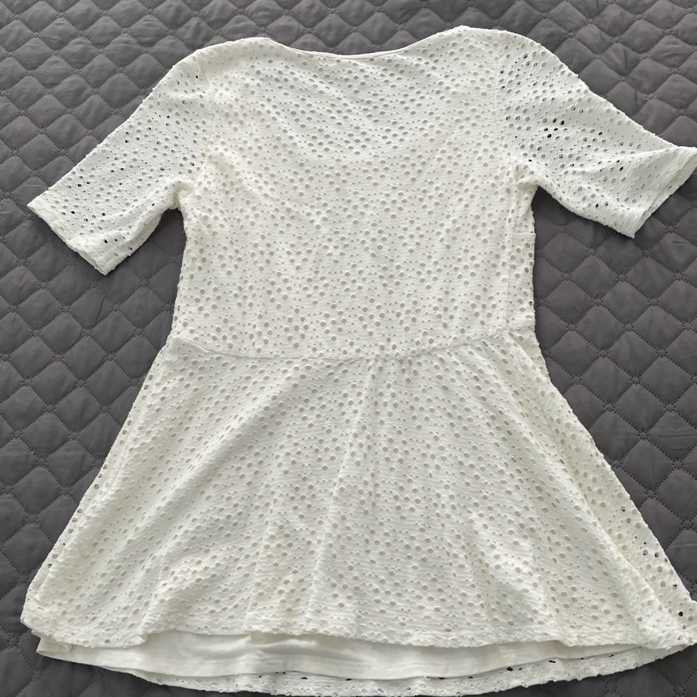 A Pea in the Pod, medium maternity white crochet peplum top. EUC